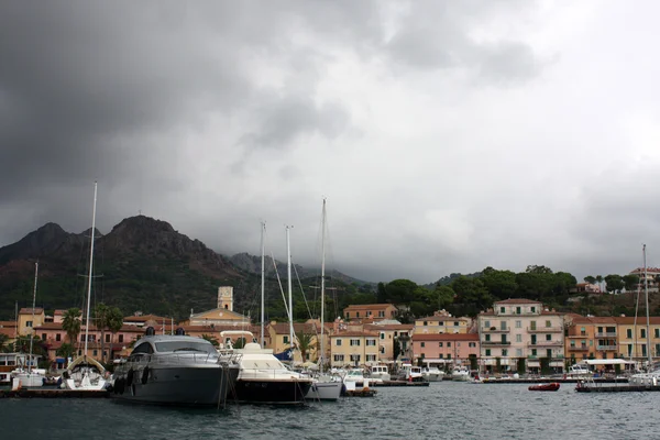 Molnigt väder på porto azzurro, ön elba — Stockfoto