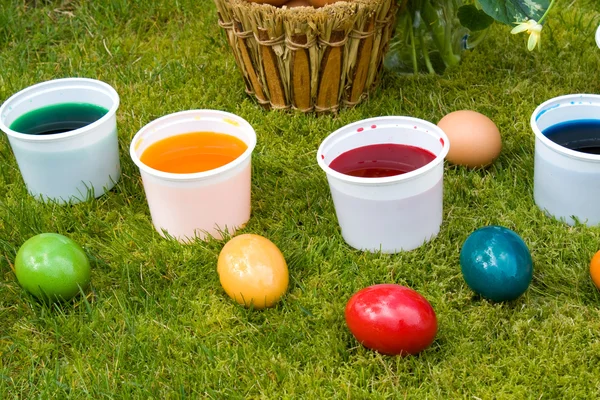 Zbarvení vajec - brýle s barvou — Stock fotografie