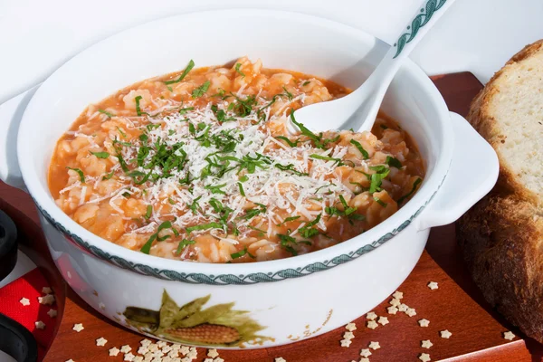 Sopa de tomate con pasta y parmesano —  Fotos de Stock