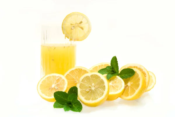 Limon suyu ile cam — Stok fotoğraf