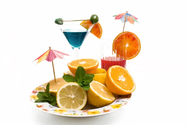 Тарелка с фруктами и коктейлями — стоковое фото