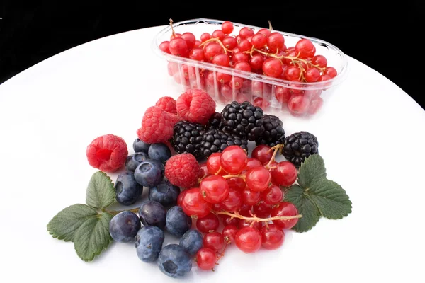 Plaat met rode zachte vruchten — Stockfoto