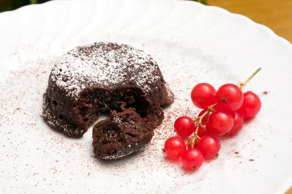 Teller mit Schokoladenkuchen und Johannisbeeren — Stockfoto