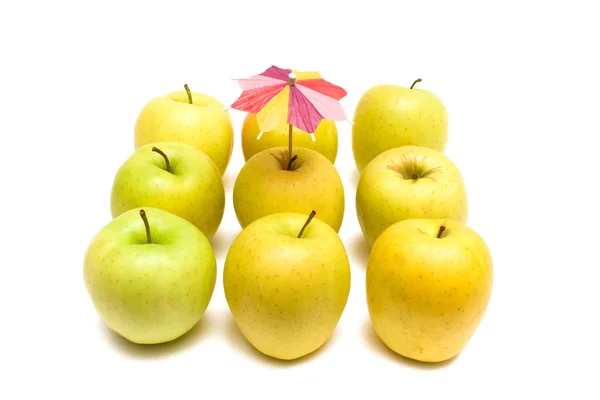 Gruppe goldener Äpfel isoliert auf weißem Hintergrund — Stockfoto