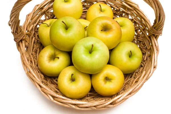 Корзина с золотыми яблоками — стоковое фото