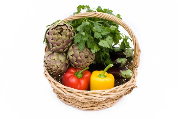 Cestino con verdure fresche — Foto Stock