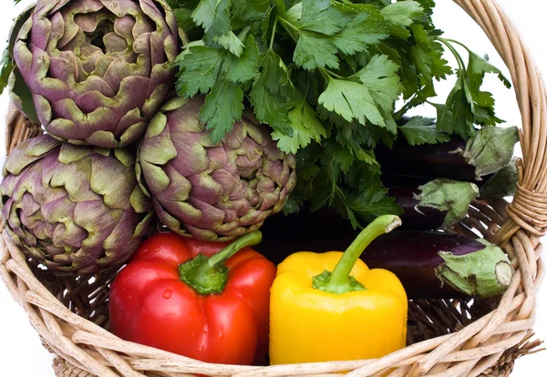 Korg med grönsaker - närbild — Stockfoto