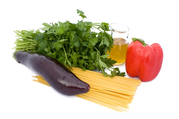 Spaghetti, bakłażan, papryka, pietruszka i oleju — Zdjęcie stockowe