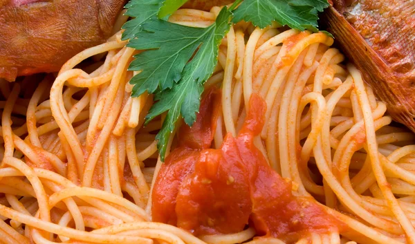 Espaguetis con pescado - Primer plano — Foto de Stock