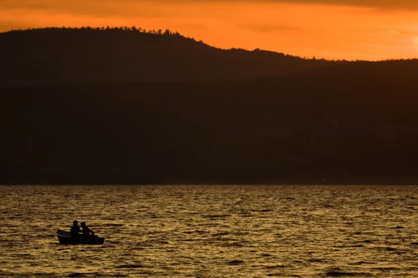Silhouet van boot op het meer - anguillara sabazia, Italië — Stockfoto