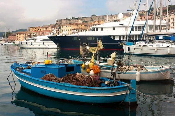 Barco de pesca em Portoferraio, Elba Island — Fotografia de Stock