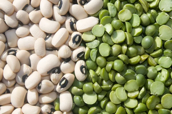 Blandning av black eyed peas och gröna ärtor — Stockfoto