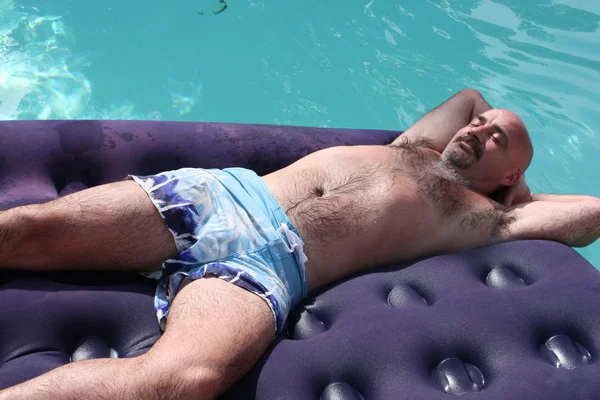 Yaşam Adam Şişme Mat Yüzme Havuzunda Rahatlatıcı — Stok fotoğraf