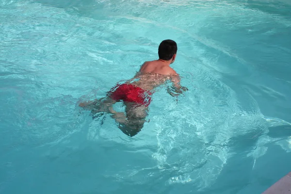 Спа Релаксация Человек Плавает Бассейне — стоковое фото