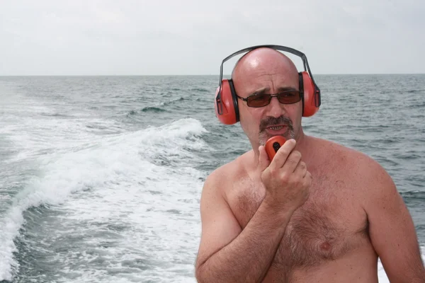 Homem com fones de ouvido de ruído — Fotografia de Stock