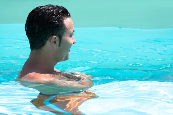 Spa Rahatla Man Yüzme Havuzunda Rahatlatıcı — Stok fotoğraf