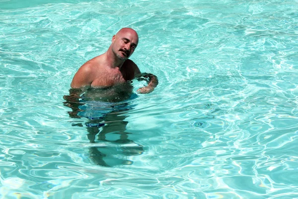 Людина в басейні — стокове фото