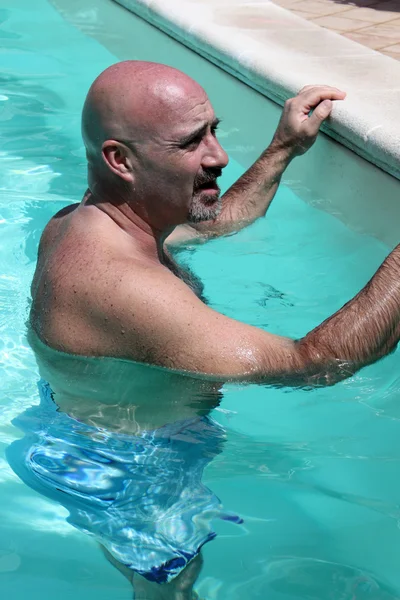 Homme dans la piscine — Photo