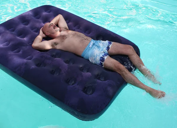 Lifestyles Man Relaxing Inflatable Mat Swimming Pool — Stock Photo, Image