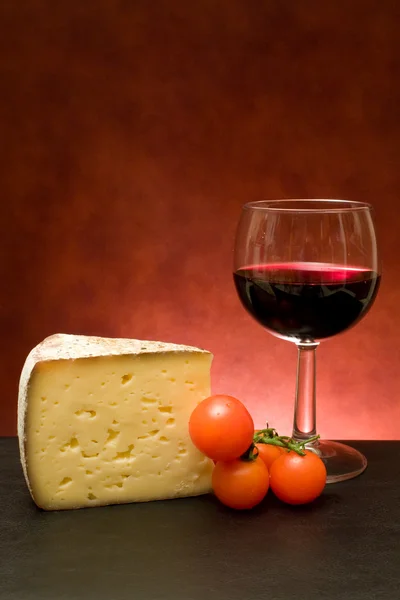奶酪和葡萄酒与玻璃 — 图库照片