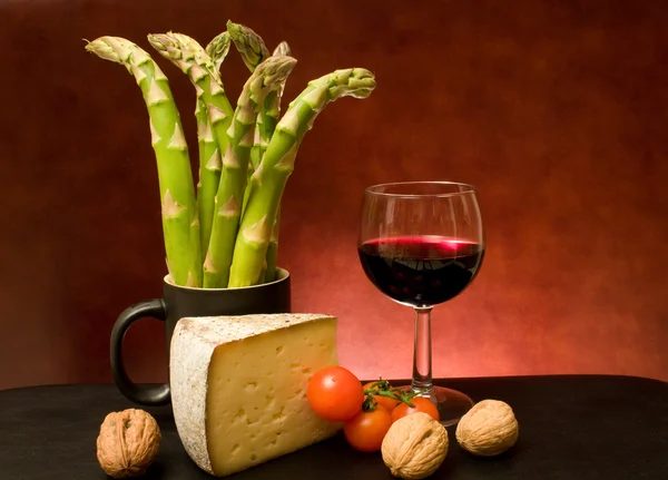 Essen Stillleben Mit Spargel Käse Wein Nüssen Und Kirschtomaten — Stockfoto