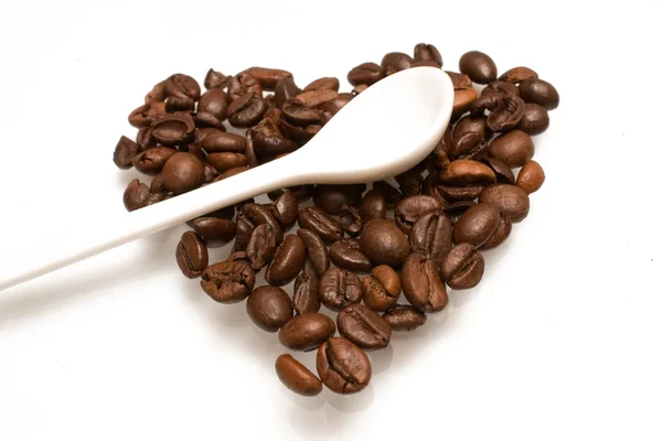 สารสก ดจากอาหาร เมล ดกาแฟในร วใจท แยกก นบนพ นหล ขาว — ภาพถ่ายสต็อก
