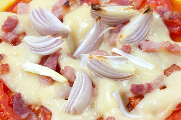 Τροφίμων Συνταγές Κυρίως Πιάτα Κρεμμύδια Στην Κορυφή Μια Πατατόπιτα Closeup — Φωτογραφία Αρχείου