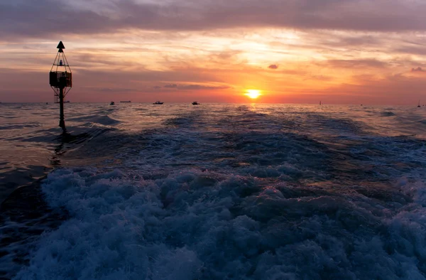 Stürmischer Sonnenuntergang im Meer — Stockfoto