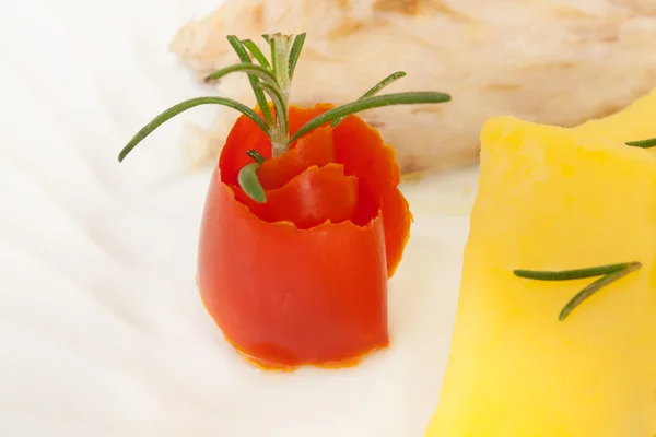Voedsel Detail Van Plaat Decoratie Tomaat Roos Met Rozemarijn — Stockfoto