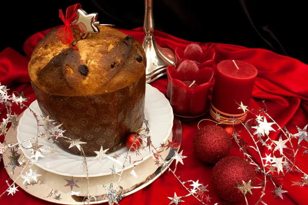 Mooi Ingerichte Kerst Tafel Met Italiaanse Panettone Rode Kaarsen — Stockfoto
