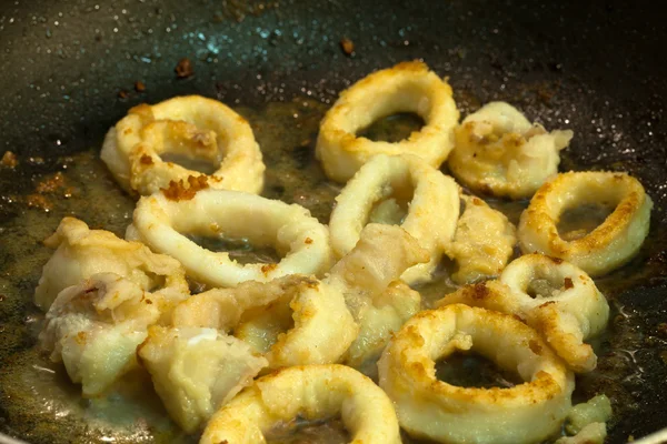 Ringen van squid in de pan — Stockfoto