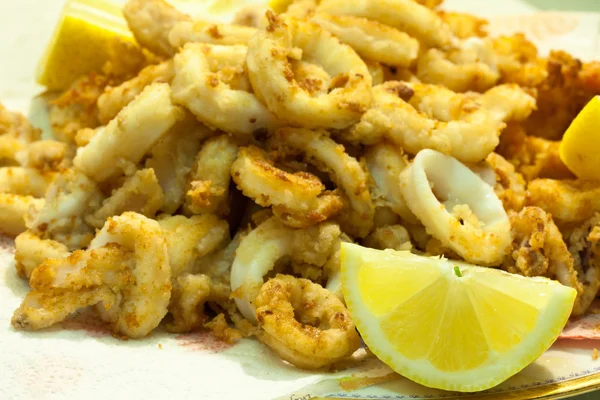 Essen Italienische Rezepte Gebratene Tintenfischringe Mit Zitrone — Stockfoto
