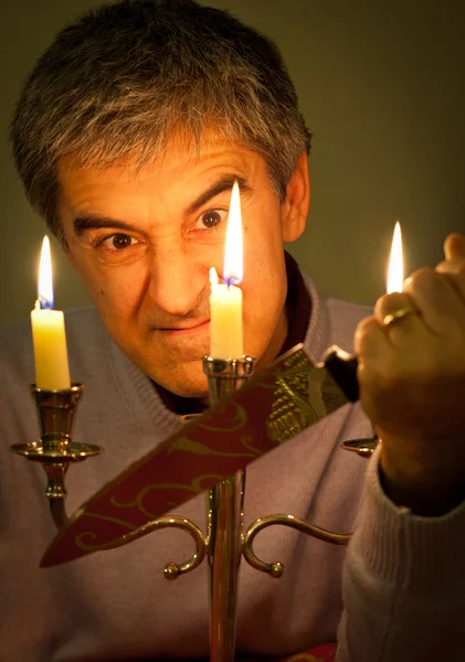 Πορτρέτο Του Ανθρώπου Μαχαίρι Στο Φως Κεριά Που Αντιπροσωπεύουν Ένα — Φωτογραφία Αρχείου