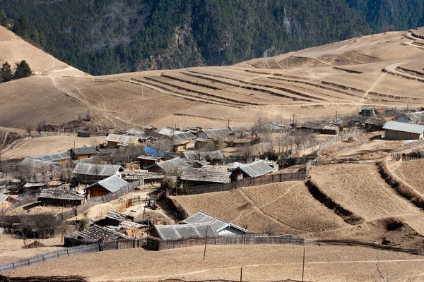 Poklidné vesnice v shangri la v Číně — Stock fotografie