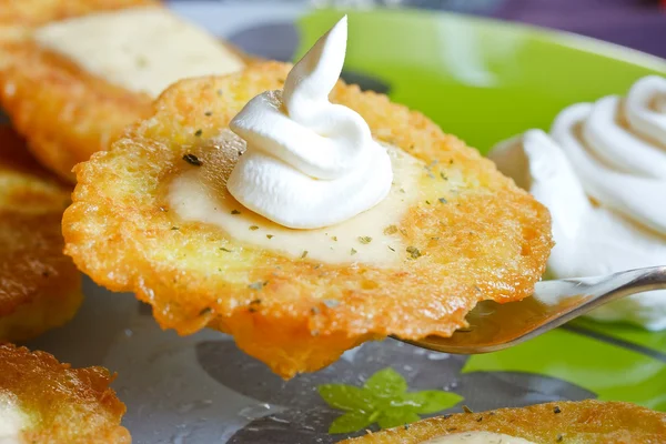 Potato pancakes with cheese and sour cream — Stock Photo, Image
