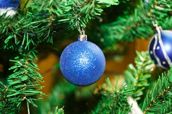 크리스마스 나무에 장난감 — 스톡 사진