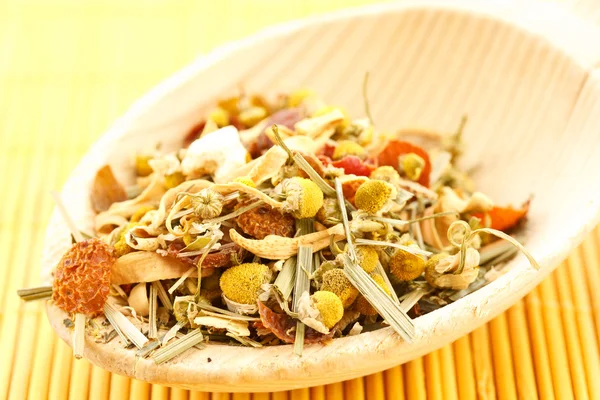 Chá de camomila e ervas aromatizadas — Fotografia de Stock