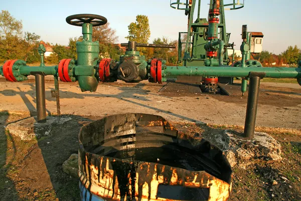 Ölquellen-Ventil mit Umweltverschmutzung — Stockfoto