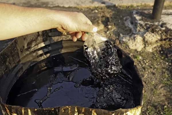 Pozos de petróleo con suelo contaminado — Foto de Stock
