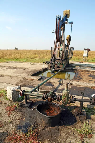 Нафтові свердловини з забрудненим ґрунтом — стокове фото