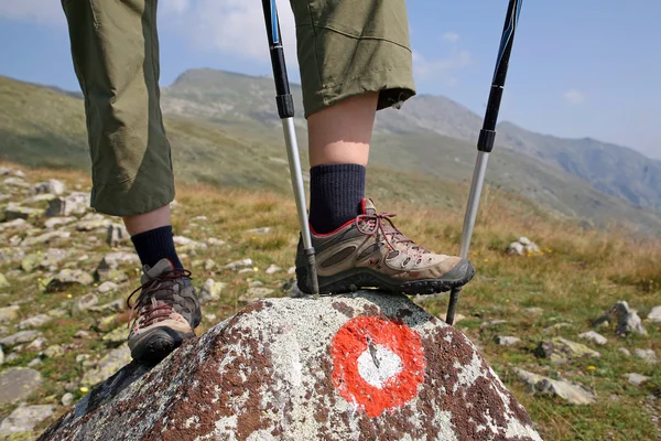 Альпініст стоячи на скелі — стокове фото