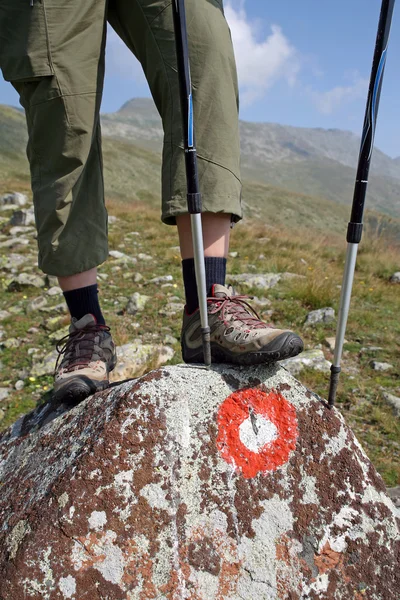 Альпініст стоячи на скелі — стокове фото