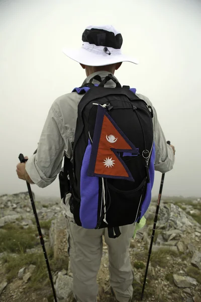 Alpinista con bandiera Nepal — Foto Stock