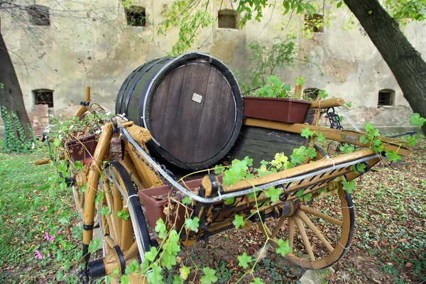 Velho barril de madeira na carruagem — Fotografia de Stock