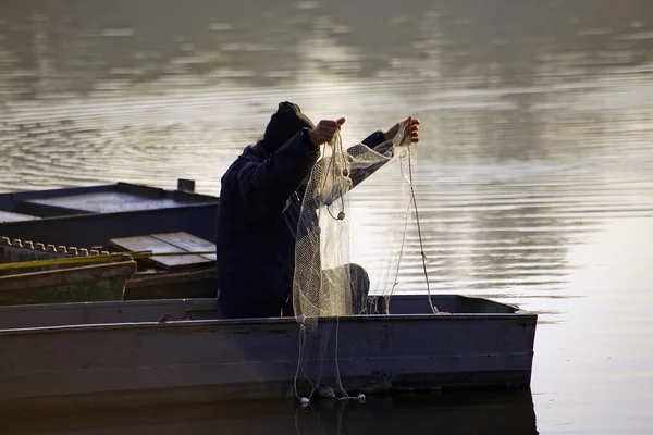 Silueta pescador con red —  Fotos de Stock