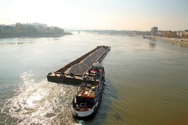 Dopravu na Dunaji — Stock fotografie