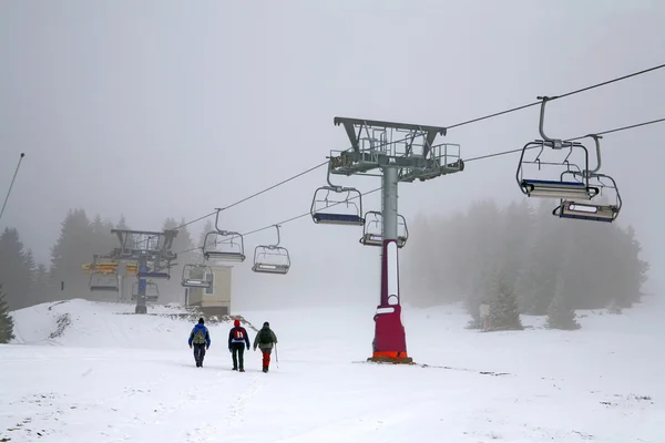 Wyciąg narciarski we mgle — Zdjęcie stockowe
