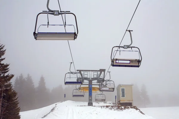 Wyciąg narciarski we mgle — Zdjęcie stockowe