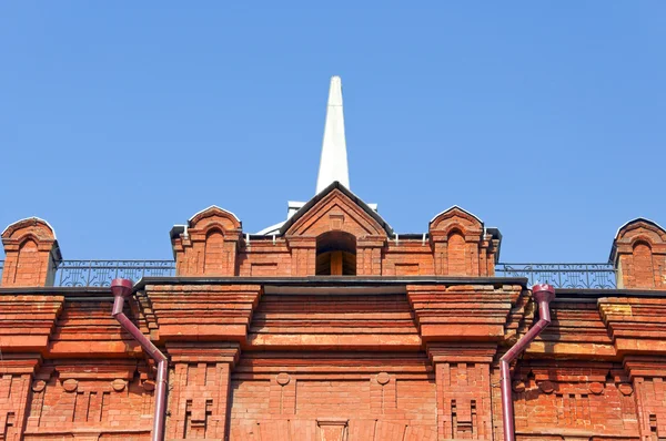 Decoración de edificios antiguos, estatuas de la vieja escuela y barelief — Foto de Stock