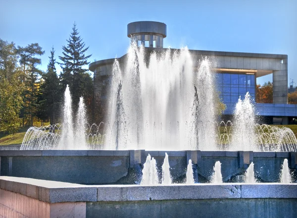 Fountain multi-tiered in the park — Stock Photo, Image